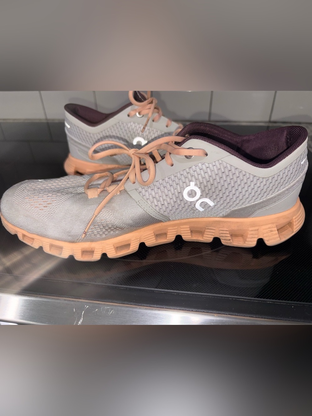 On Cloud women’s Runner Tennis Shoes Sneakers in Light Gray & Peach size 10.5
